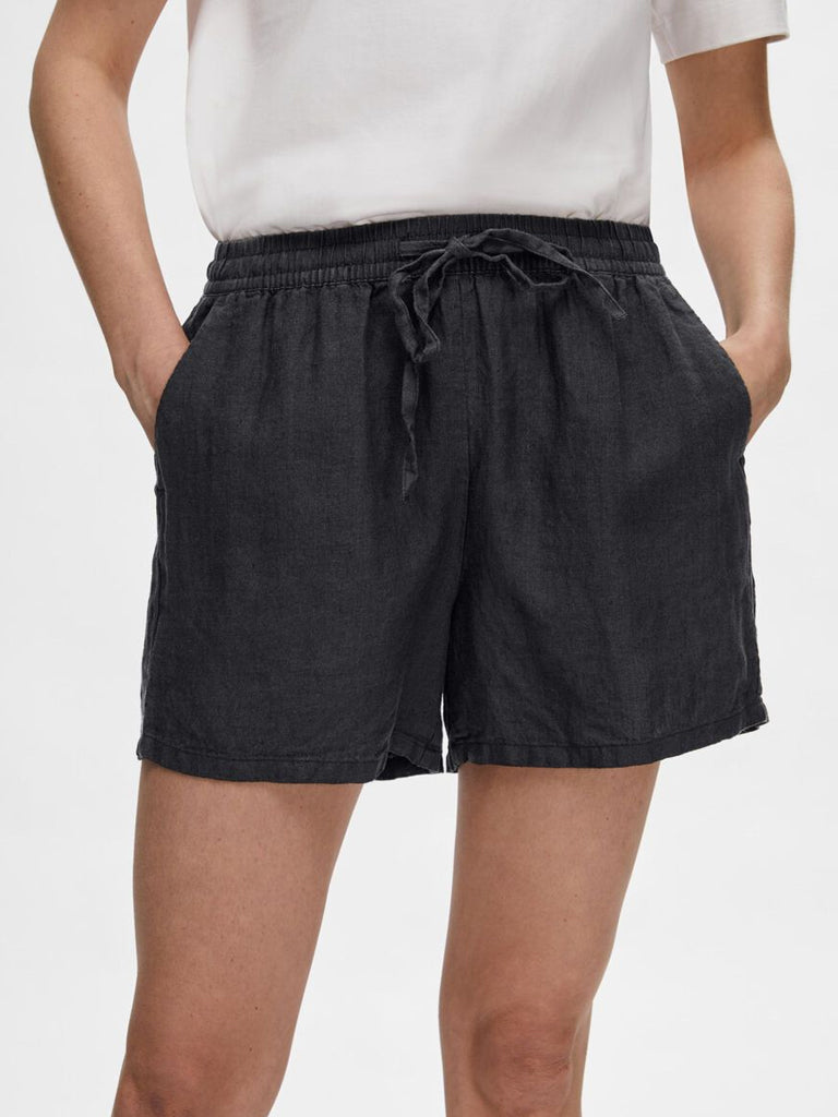 Selected Femme Linnie Shorts in Black